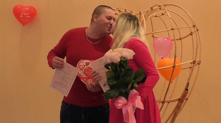 Свідоцтво про шлюб разом з валентинкою: у Лозовій чотири пари одружились на День закоханих 