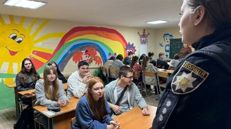 Поліцейські провели зустріч зі школярами Тростянця: говорили про булінг, мінну безпеку та вербування