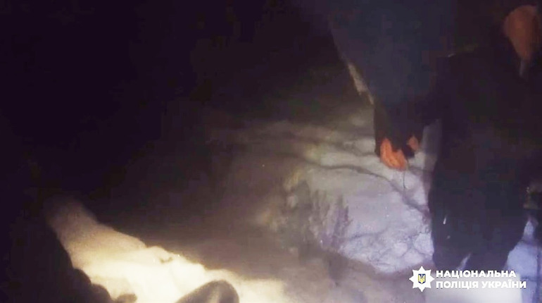 Мороз і темрява: білопільські поліцейські допомогли чоловікові повернутися додому