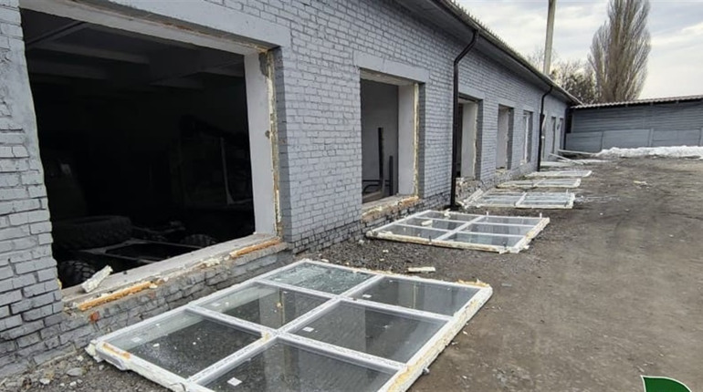 Тільки відбудували і знову приліт. Ворожий шахед вдруге пошкодив автопарк Тростянецького лісгоспу