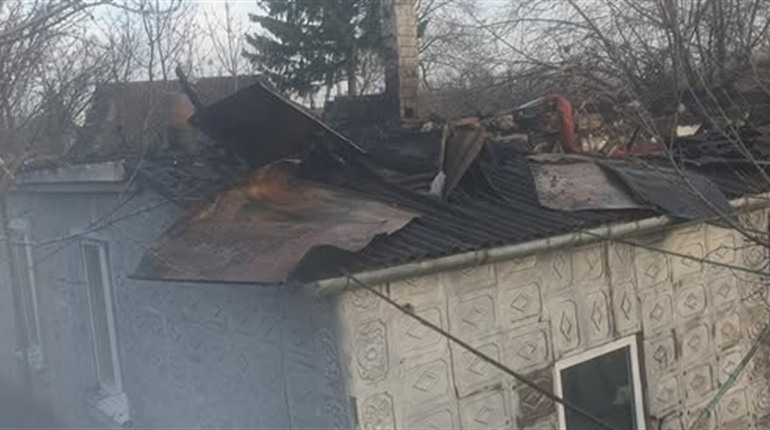 У Жовтих Водах у нічній пожежі згорів дах житлового будинку: сім’я просить про допомогу