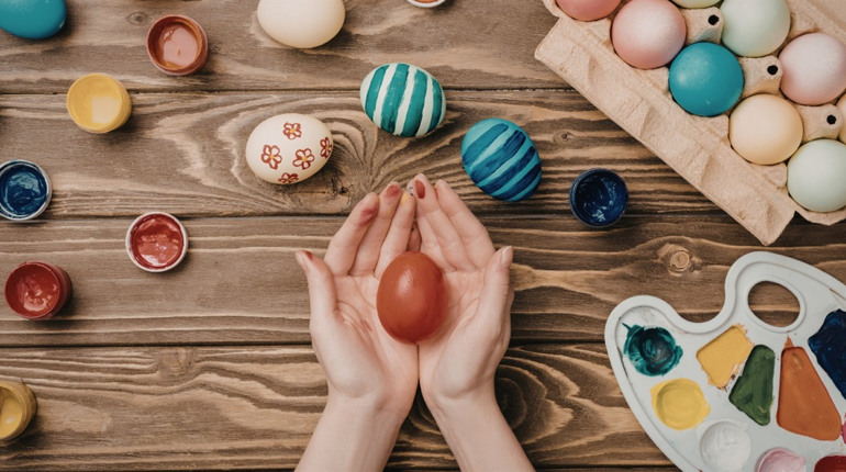 7 трендових способів фарбування яєць на Великдень: від крапинки до «драконячих» і космічних ефектів