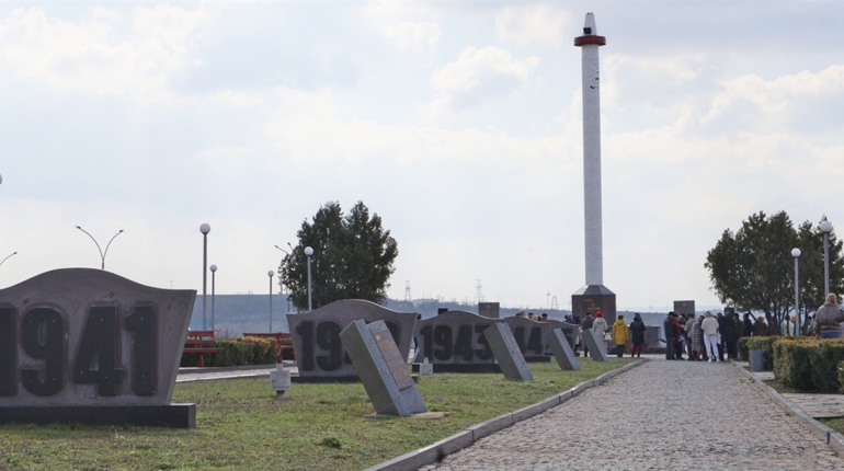 В Южноукраїнську вшанували воїнів ІІ світової війни та тих, хто боронить країну зараз. ФОТО