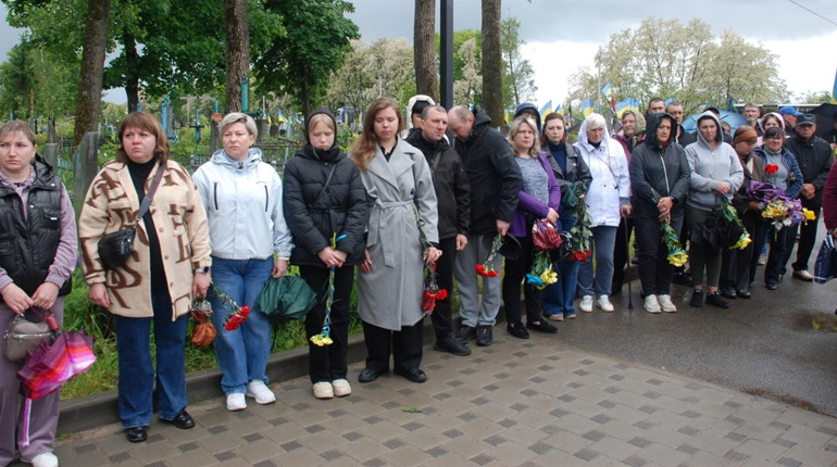 Повернувся на щиті через півтора року невідомості: Шостка попрощалася з гранатометником «Беком»
