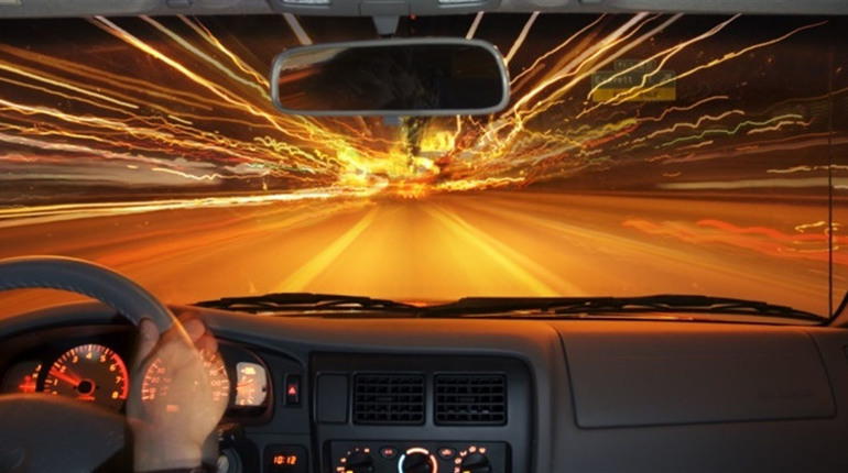 Викрав сусідську автівку та наїхав на електроопору: пригоди 20-річного звягельчанина