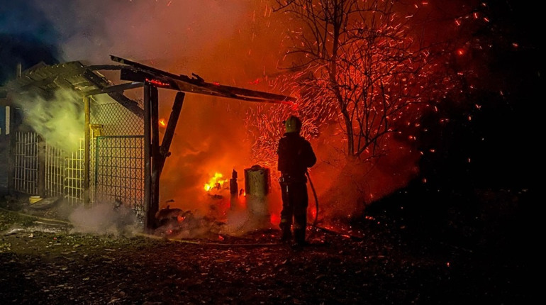 Вночі в Глухові горіла будівля (ФОТО, ВІДЕО)