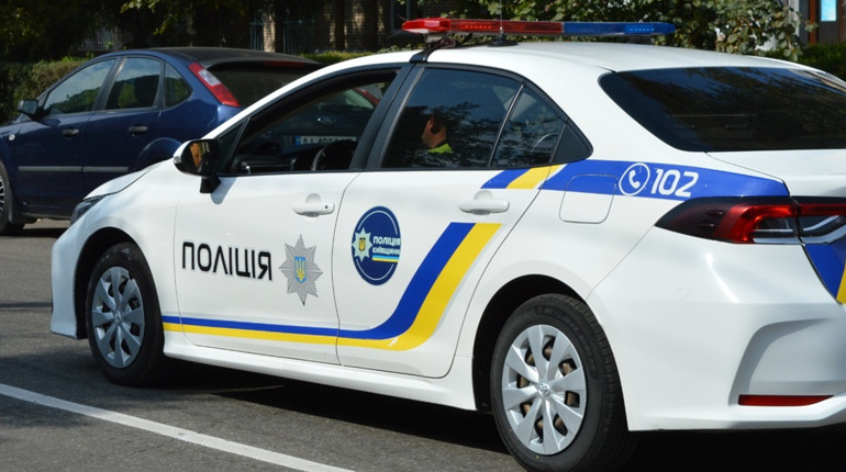 На трасі біля Переяслава камінь пробив лобове скло Mercedes Vito: хроніка поліції