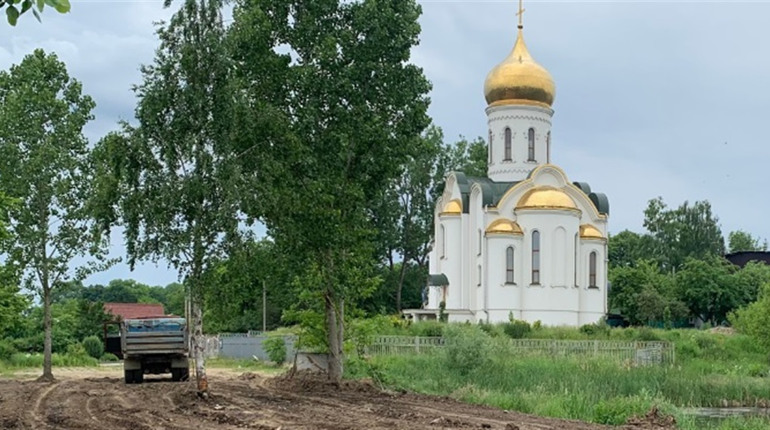 У Калуші розпочали благоустрій території біля церкви УПЦ (мп): поставлять лавочки та висадять дерева