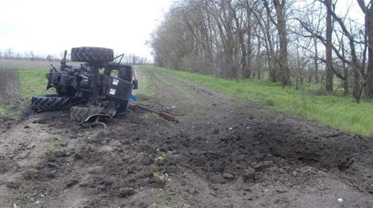 На Херсонщині через ворожу міну загинув водій трактора