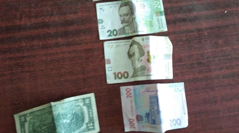 Бризнули газовим балончиком і вкрали сумку: у Первомайському підлітки напали на чоловіка
