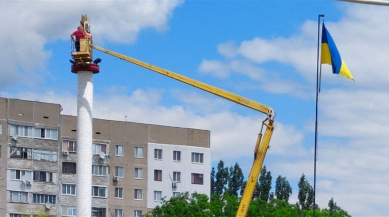 В Южноукраїнську демонтували радянський орден зі стели меморіального комплексу