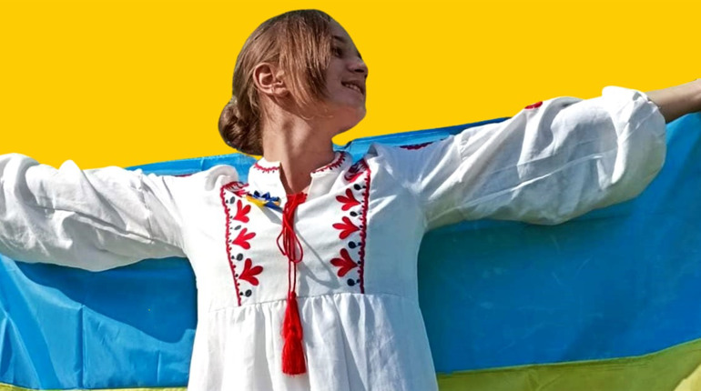 Концерти, гра на гітарі, робота аніматором: як юна волонтерка із Сарненщини збирає гроші для ЗСУ