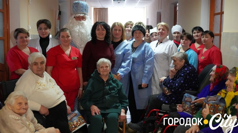 Рухливі ігри та подарунки. Хмельниччани привітали літніх мешканців Лісоводського будинку-інтернату