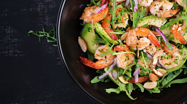 Рецепт дня: салат з креветками та авокадо