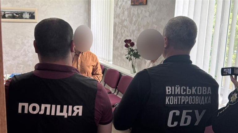 На хабарі в 1000 доларів викрили лікаря однієї із медустанов Глухова