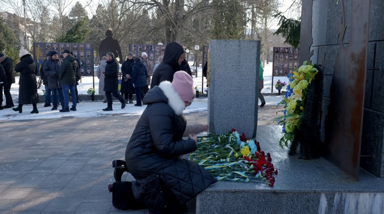 Шостка вшановує Героїв: третя річниця повномасштабного вторгнення