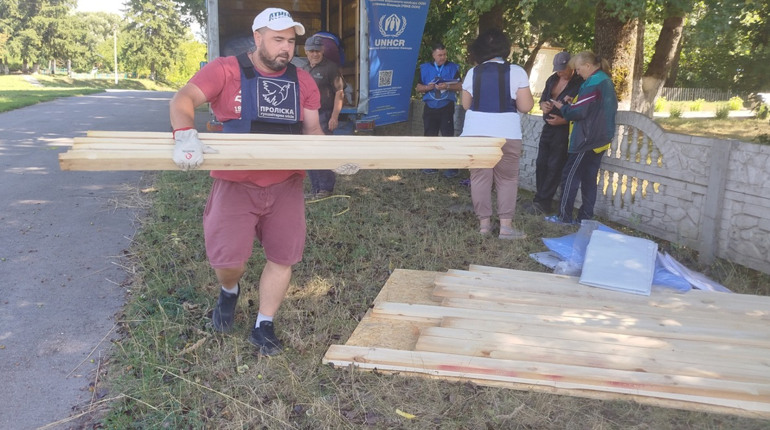 Як живуть люди на межі. Волонтери розказали історії жителів Бачівська після обстрілу