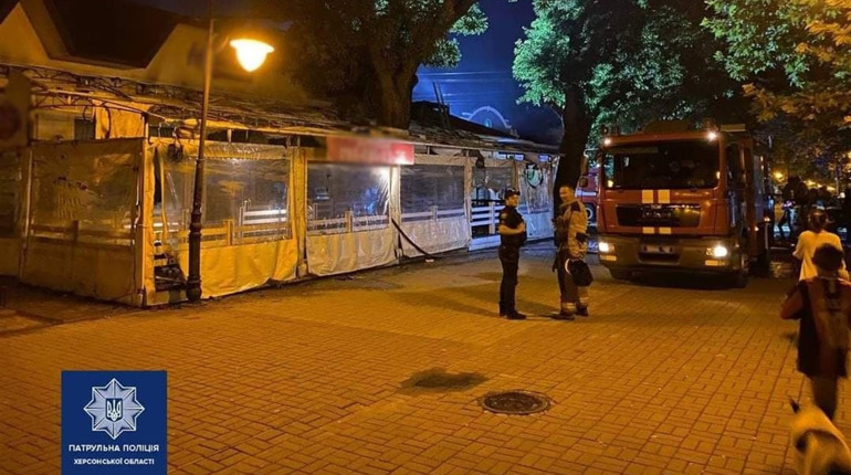 У середмісті Херсона горіло кафе та колишній офіс партії — поліція вже затримала підозрюваних