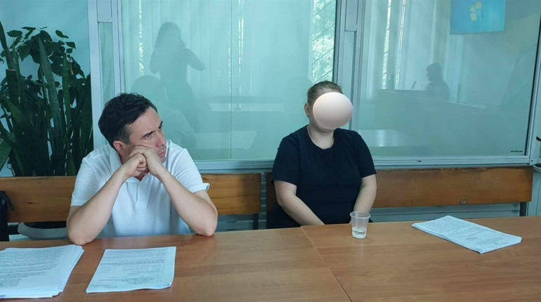 Первомайчанці, яка ошукувала рідних військових, обрали запобіжний захід: репортаж із зали суду