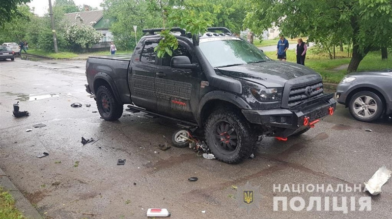 Під колеса позашляховика у Херсоні потрапили двоє школярів: поліція шукає свідків ДТП