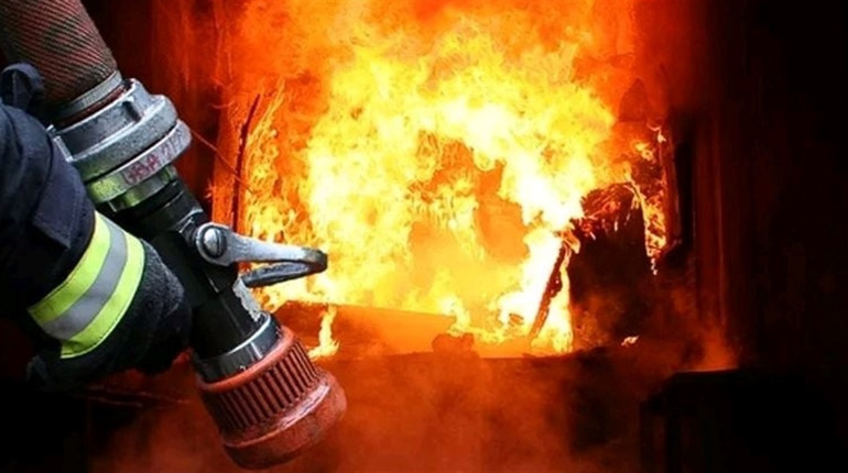 У Білопіллі вогнеборці, ліквідувавши загоряння літньої кухні, врятували від знищення будинок