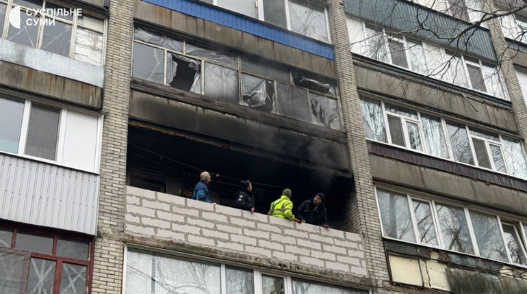 Вдень росіяни атакували Суми: виникла пожежа в багатоповерхівці, пошкоджені авто
