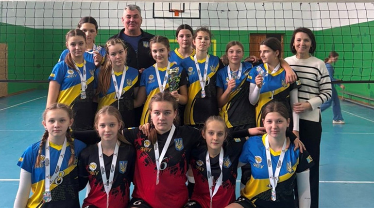 Волейбольна перемога Старокостянтинова: юні спортсменки підкорили чемпіонат області