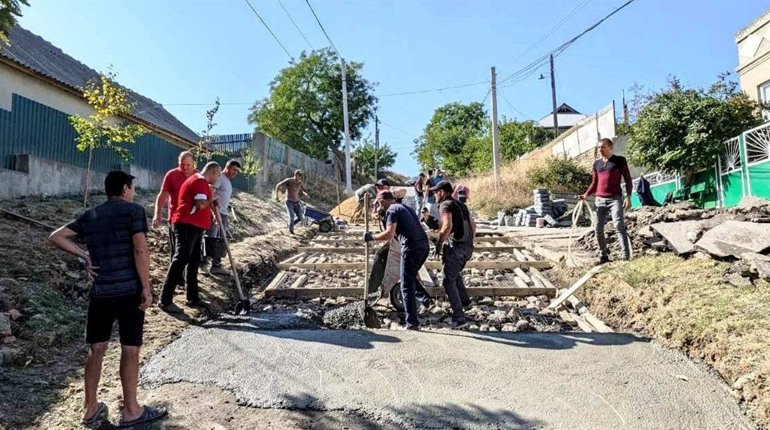 На Одещині жителі села за кілька днів за 40 тис грн самі відремонтували аварійну дорогу