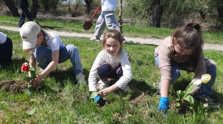 Біляївські школярі висадили на екостежці "Дністровія" первоцвіти: не нівечіть і не затоптуйте