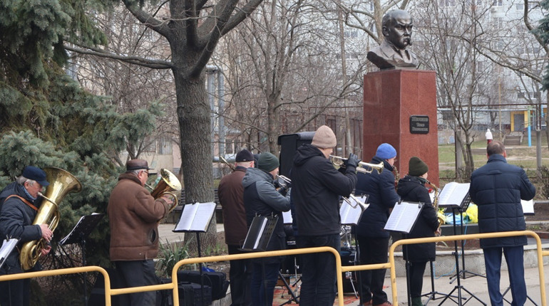 І на оновленій землі врага не буде, супостата... Южноукраїнці вшанували великого Кобзаря. ФОТО