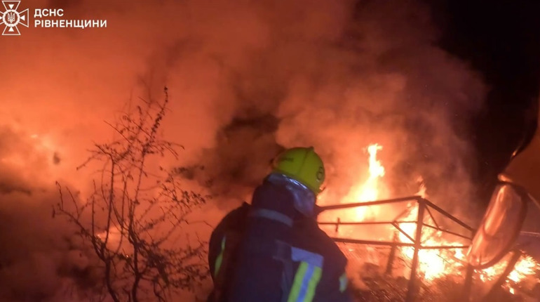 Загорілося побутове сміття: на Сарненщині сталася пожежа у приватному господарстві