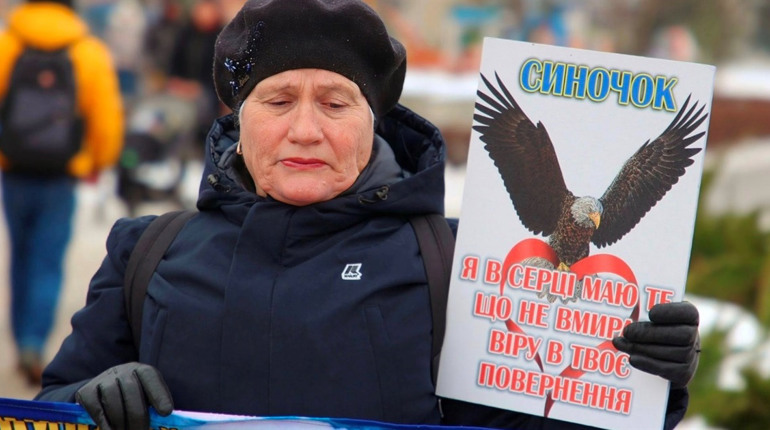 Віримо і чекаємо: у Нетішині рідні військовополонених і зниклих безвісти вийшли на акцію-нагадування