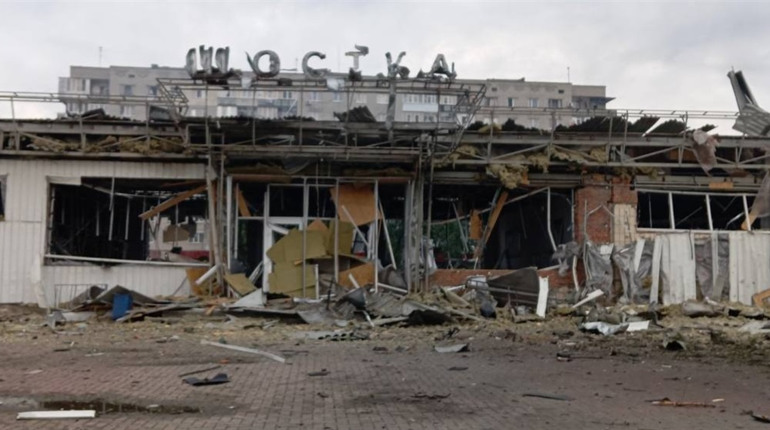 Нічна атака на Шостку: знищено будівлю вокзалу, пошкоджено багатоповерхівки та дитсадок