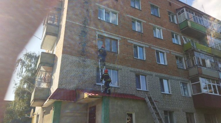 Трирічна дитина зачинилася зсередини в квартирі. Довелось викликати рятувальників