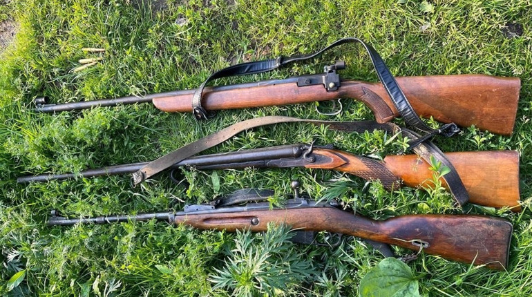 У п'яного дебошира з села Зелень поліція знайшла зброю. Каже - знайшов у лісі
