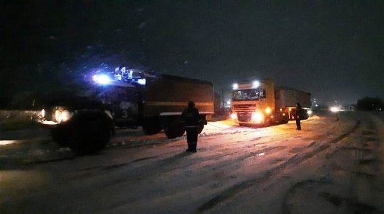 Перші наслідки снігопаду: на Херсонщині в снігову пастку потрапили майже 20 вантажівок
