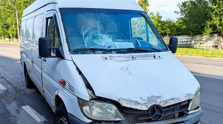 На Глухівщині російський дрон атакував автобус: водій поранений