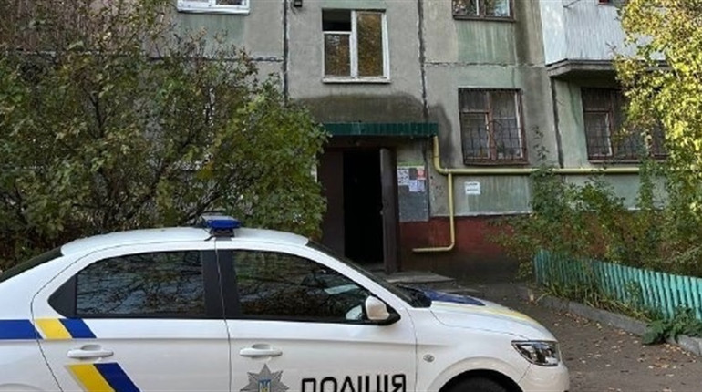 Жінка травмувала свекруху ножем і не давала викликати лікарів: замах на вбивство на Житомирщині