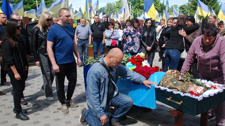 Назавжди 35... Шостка попращалась з нацгвардійцем штаб-сержантом Русланом Скегою