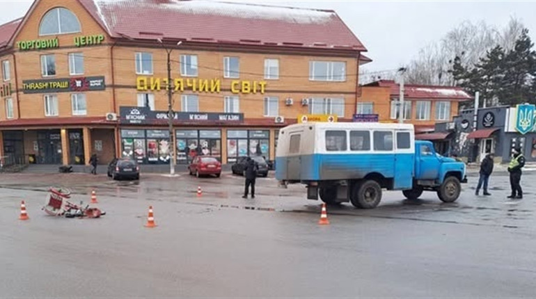 У Полонному в ДТП з вантажним авто травмувалася 58-річна водійка електровелосипеда: жінка в лікарні