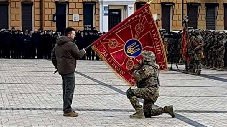 Військовослужбовець з Волновахи отримав бойовий прапор з рук Президента України