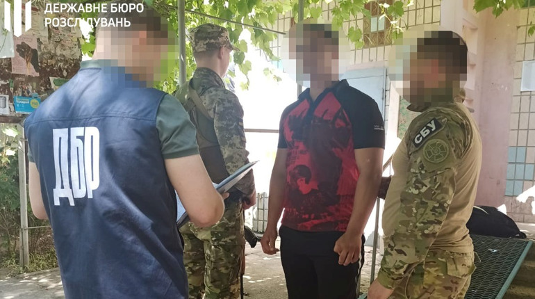 Судитимуть херсонського дезертира, який під час окупації міста працював у ворожій катівні