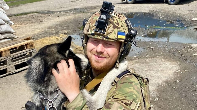 "Намагаємося підтримувати людей": 23-річний дільничий із Курахового отримав нагороду
