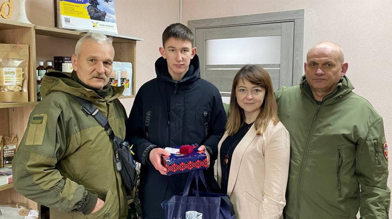 Сину загиблого воїна з Глухова Павла Кириченка вручили оберіг у пам'ять про батька