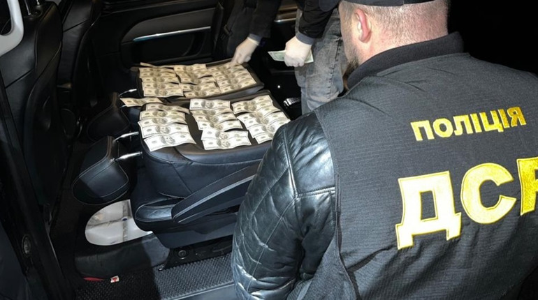 На Шосткинщині поліція затримала чоловіка за підозрою в одержанні хабаря 5000 доларів США