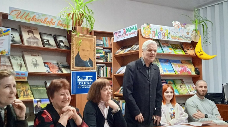 Всесвітній день поезії в Долинській відзначили читанням віршів в бібліотеках громади