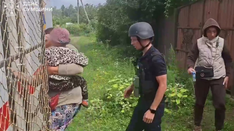 Співробітники ДСНС евакуювали маму з дитиною з прикордонної Білопільської громади