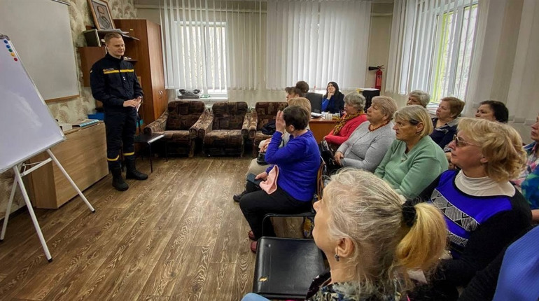 Рятувальники Глухівщини навчали людей старшого віку правилам безпеки