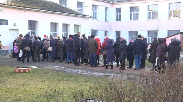 У Шостці почали роздавати борошно з гуманітарної допомоги