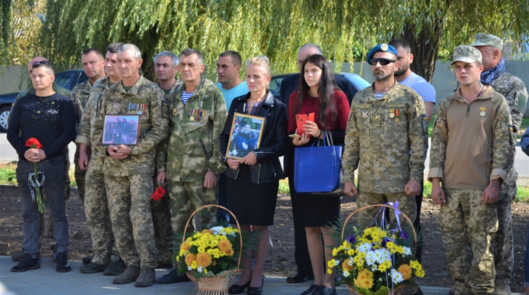 У Біляївці відбувся захід до Дня захисника України: його провели на місці, де зведуть новий меморіал